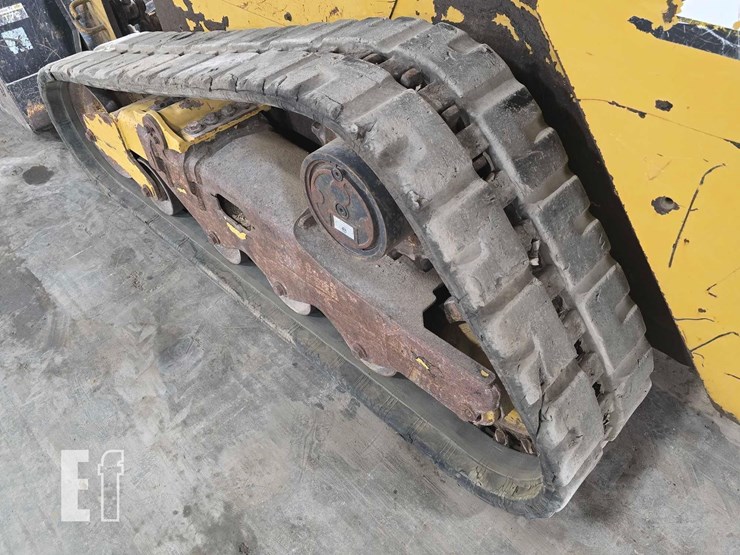 2015-caterpillar-259d-image-30