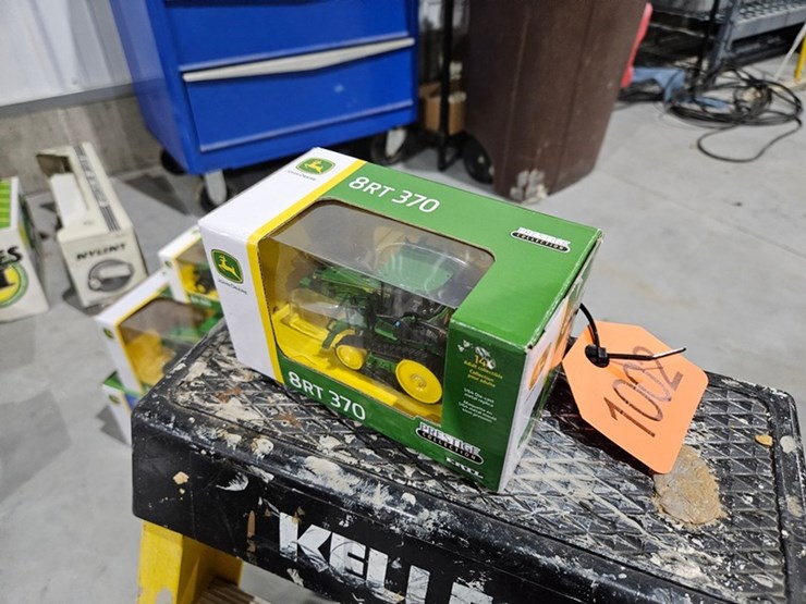 #1002-•-john-deere-8rt-370-1/64-die-cast-toy-tractor-image-4