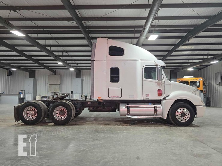 2009-freightliner-columbia-120-image-6