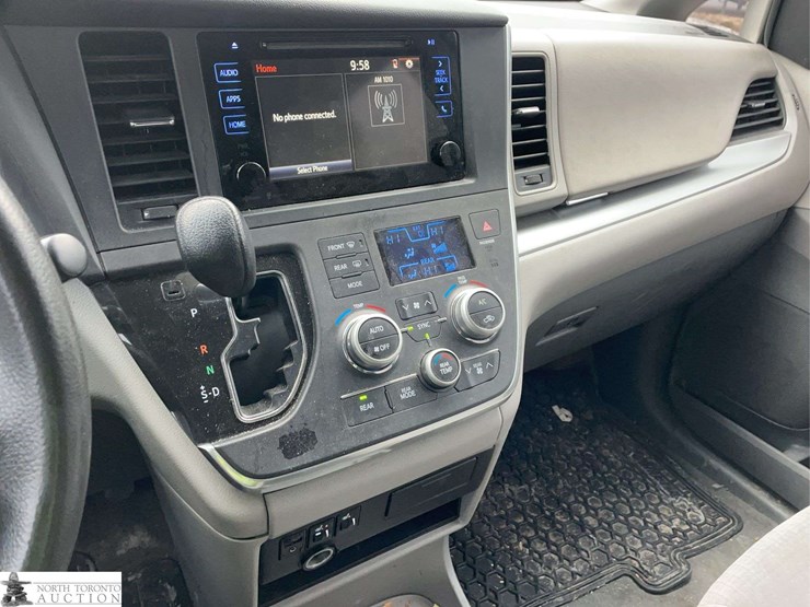 2015-toyota-sienna-image-13