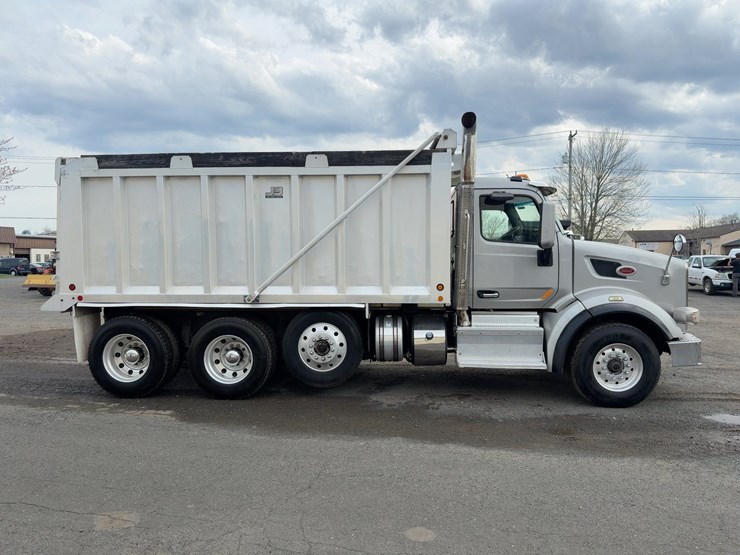 2015-peterbilt-567-image-6