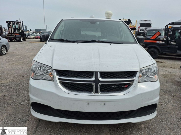 2020-dodge-grand-caravan-sxt-image-2