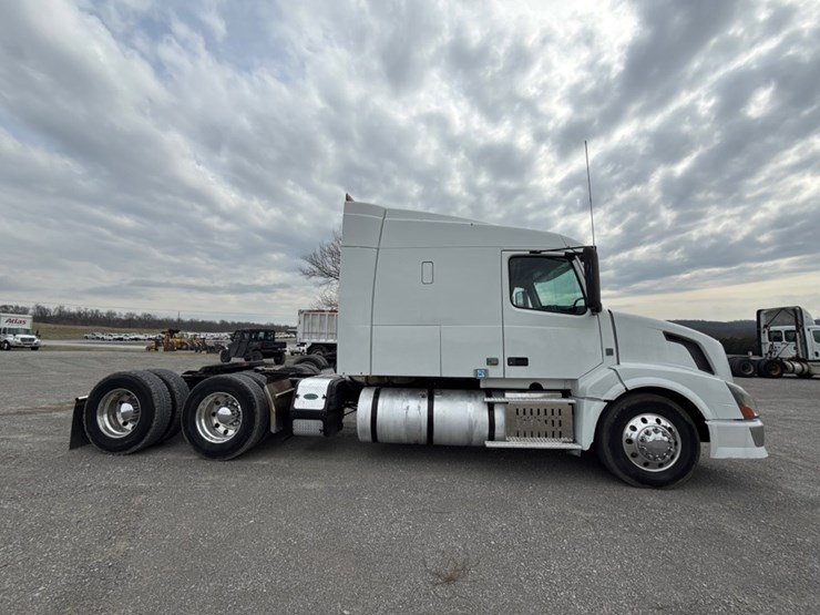 #31952-•-2010-volvo-vnl-tandem-axle-truck-tractor-image-8