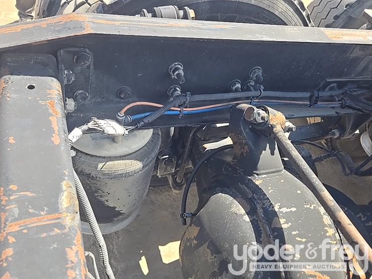 2011-freightliner-cascadia-125-image-27