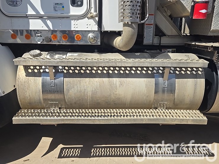 2014-kenworth-t880-image-39