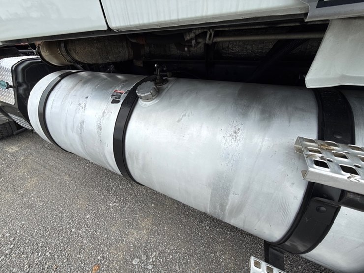 #31952-•-2010-volvo-vnl-tandem-axle-truck-tractor-image-24