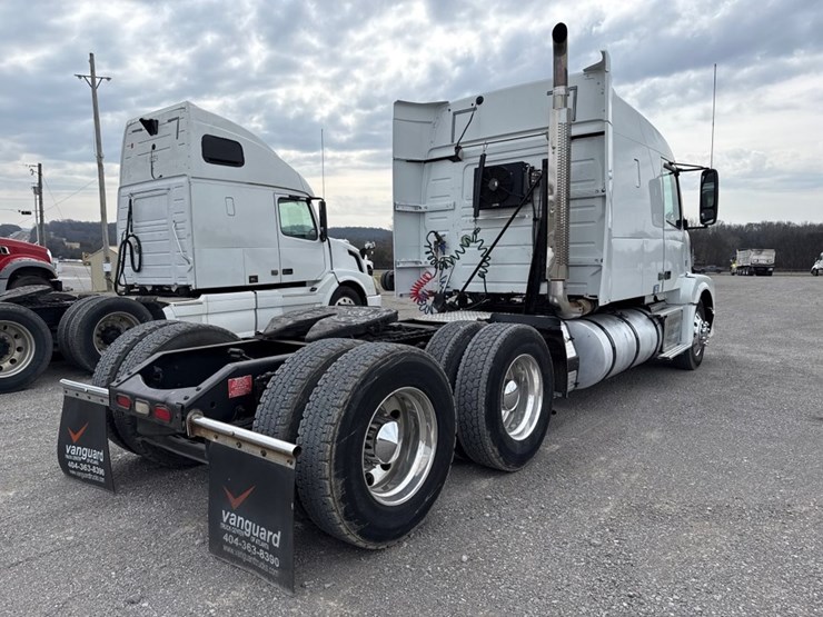 #31952-•-2010-volvo-vnl-tandem-axle-truck-tractor-image-3