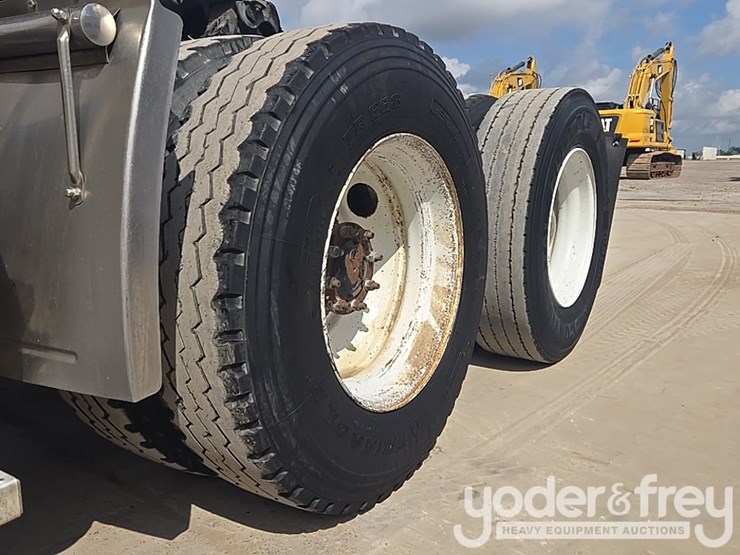 2012-freightliner-cascadia-125-image-11