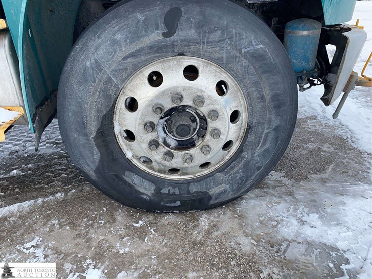 2011-freightliner-m2-106-image-43