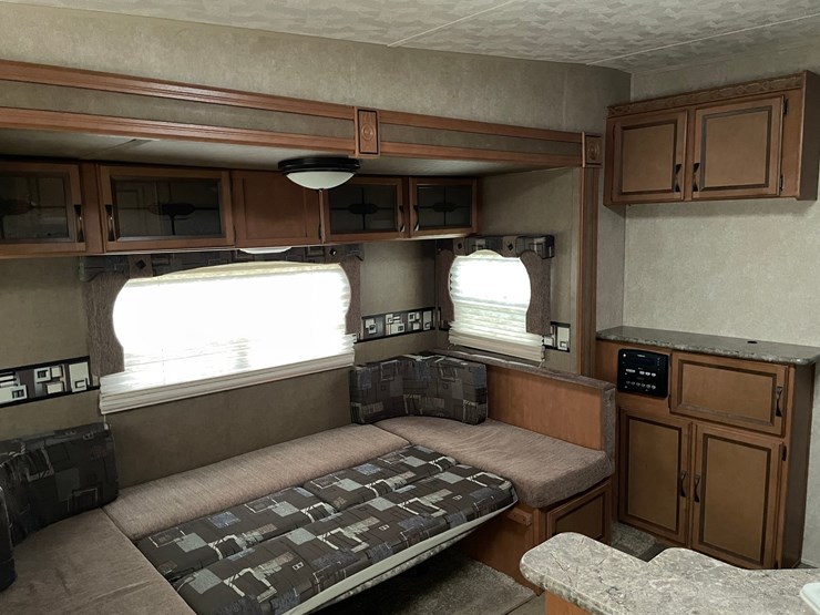 #201-•-2014-palomino-puma-253-fbs-27'-fifth-wheel-camper-(has-wi-title)-image-49