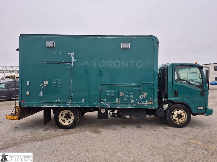 2014-isuzu-nqr-image-4