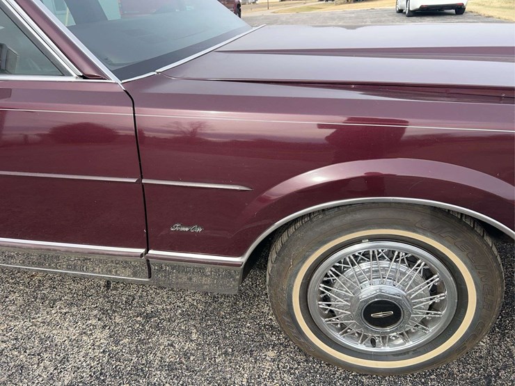 1989-lincoln-town-car-image-42