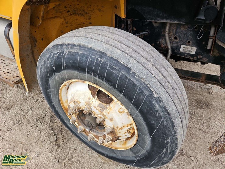 2004-freightliner-fl80-image-16