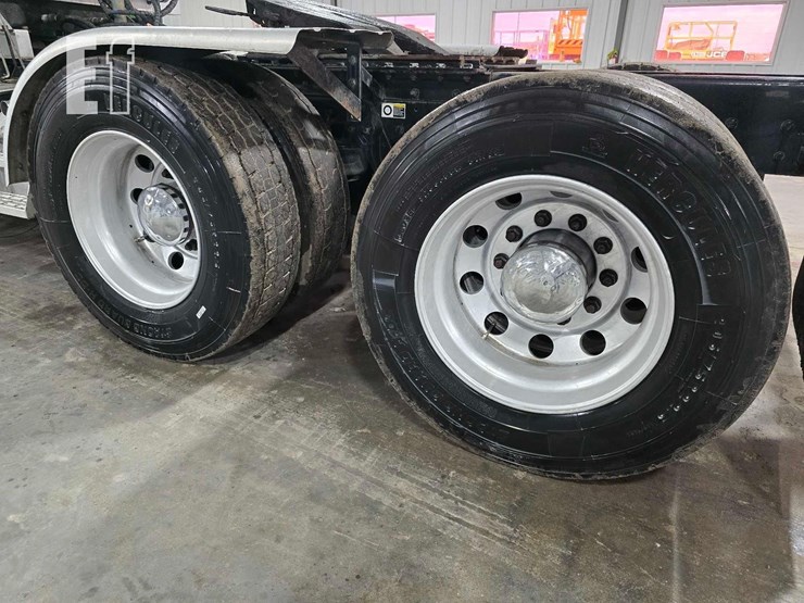 2016-kenworth-t880-image-24