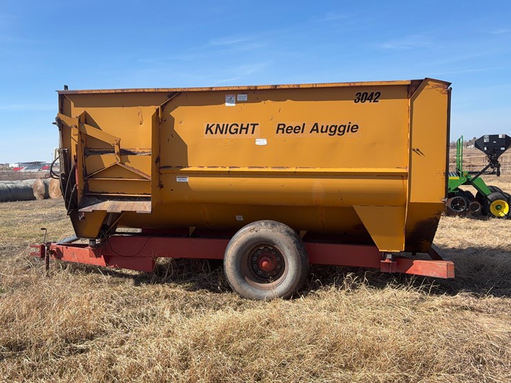 knight-3042-reel-auger-feed-wagon-image-4