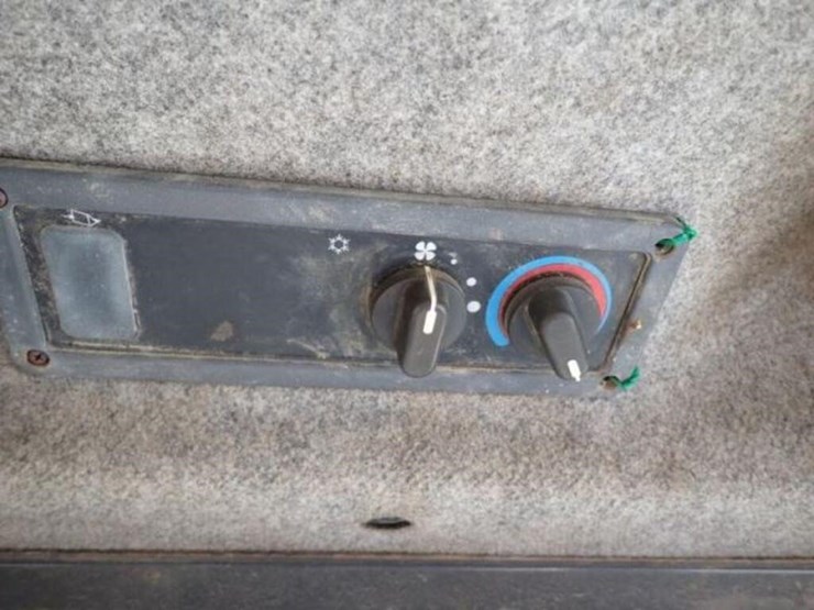 2005-new-holland-ls185b-image-13