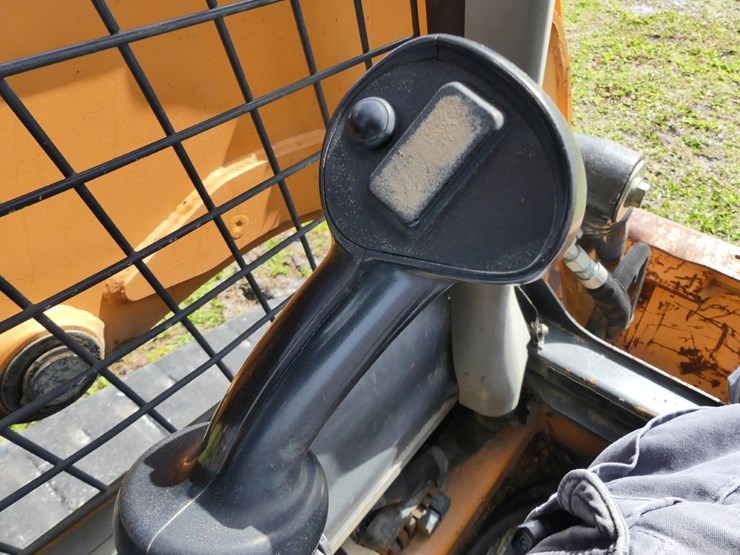 2015-case-tr320-image-13