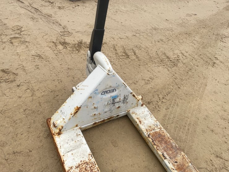 #3916-•-crown-5,000-lbs.-pallet-jack-image-12