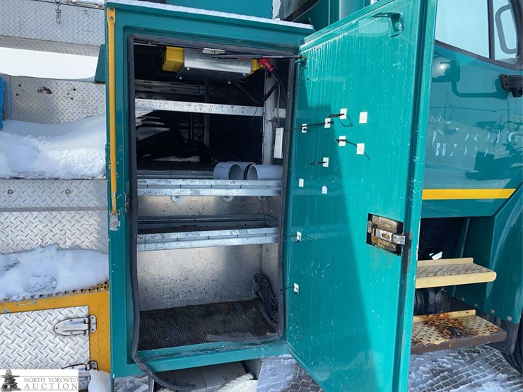 2010-freightliner-m2-106-image-44