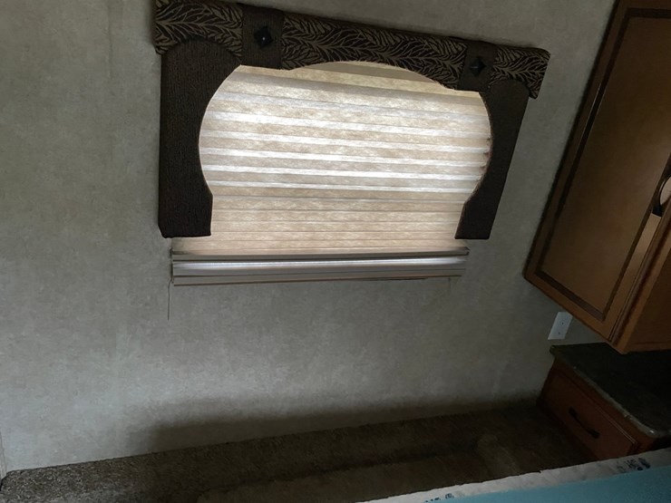 #201-•-2014-palomino-puma-253-fbs-27'-fifth-wheel-camper-(has-wi-title)-image-71