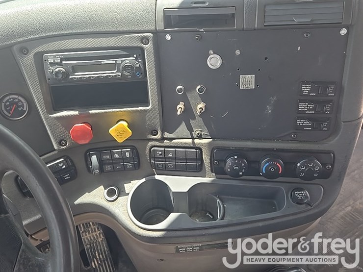 2011-freightliner-cascadia-125-image-92