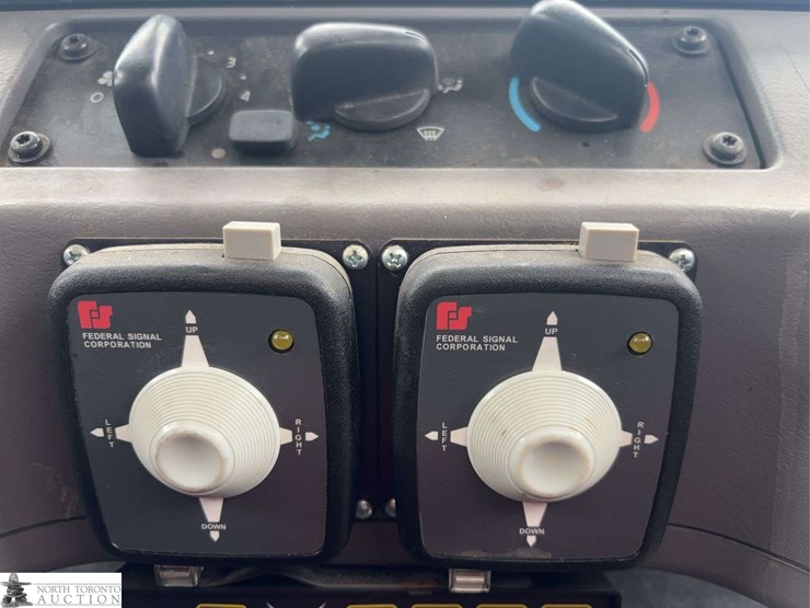 2012-freightliner-m2-106-image-35