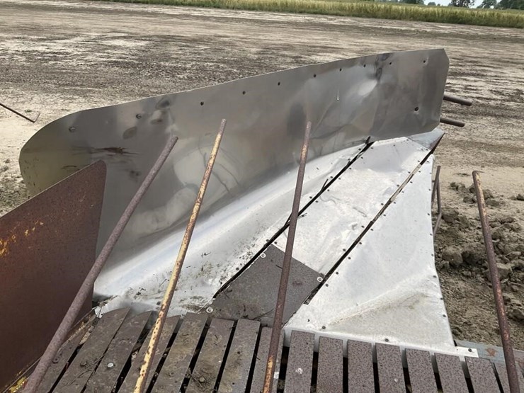 new-holland-5'-pull-hyd.-hay-turner-image-7