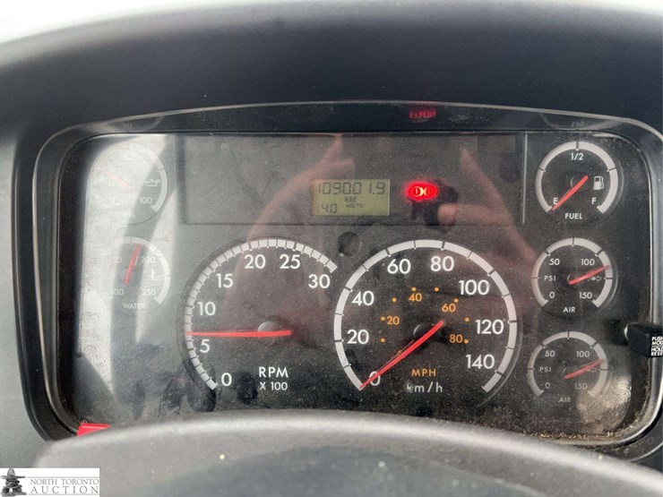 2011-freightliner-m2-106-image-28