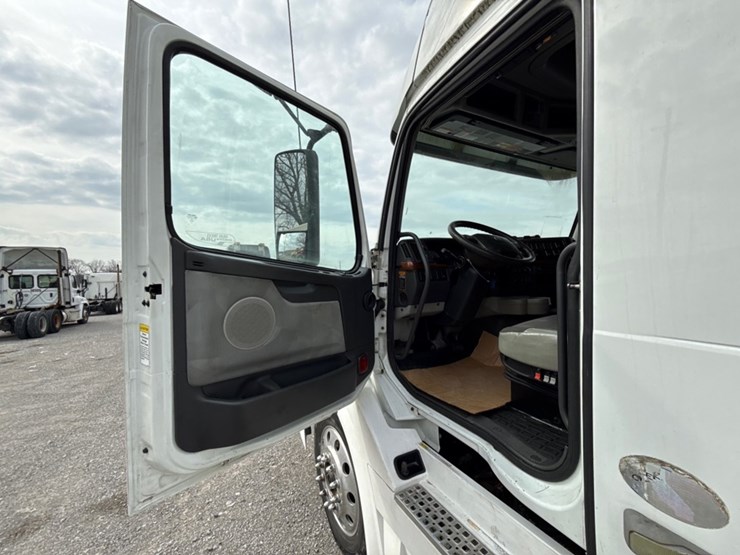 #31956-•-2012-volvo-vnl-tandem-axle-truck-tractor-image-25