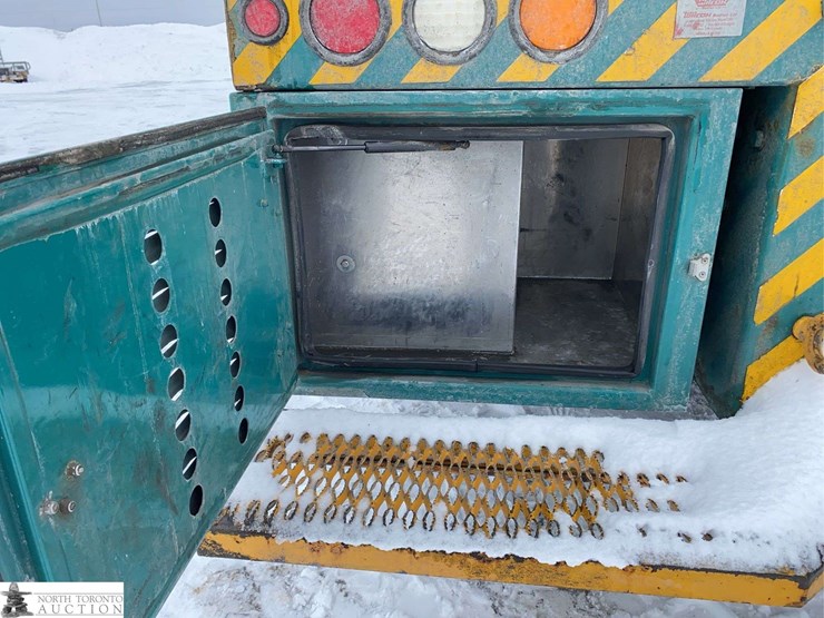 2011-freightliner-m2-106-image-25