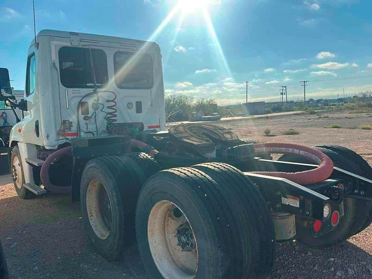 2014-freightliner-cascadia-image-3