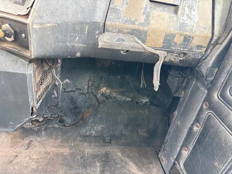 #31721-•-1989-mack-r690t-single-axle-fuel-truck-image-8