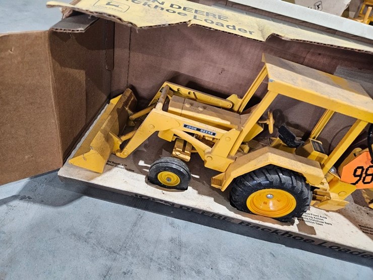 #980-•-john-deere-backhoe-loader-1/16-die-cast-toy-image-4