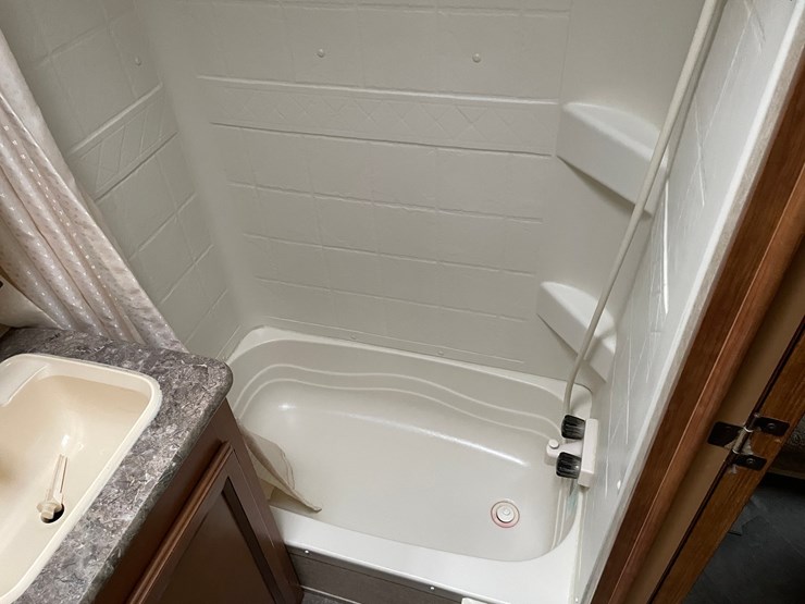 #201-•-2014-palomino-puma-253-fbs-27'-fifth-wheel-camper-(has-wi-title)-image-65