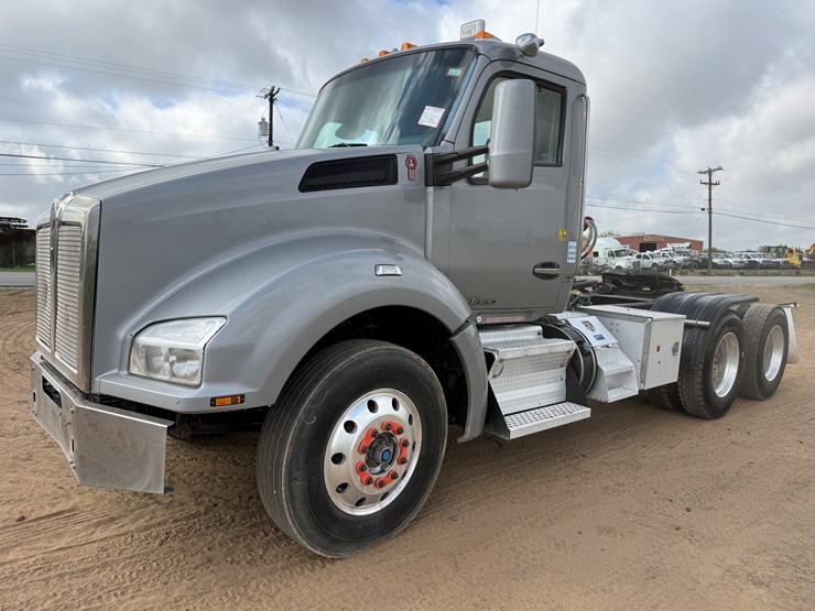 2020-kenworth-t880-image-1