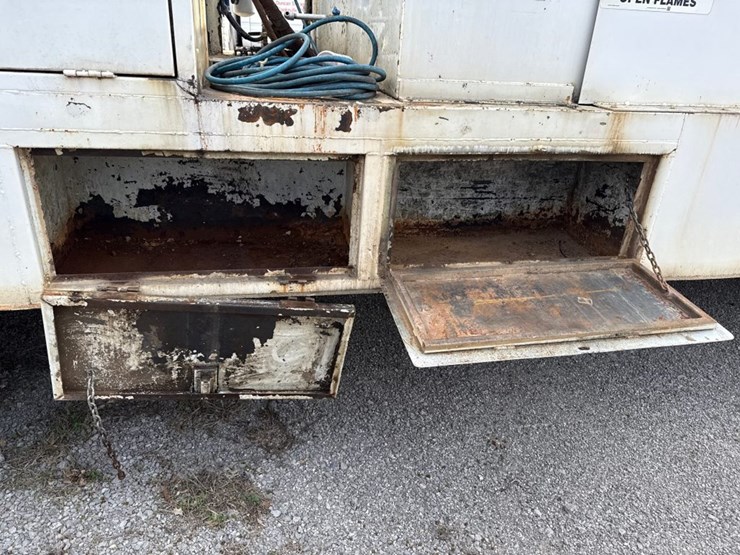 #31721-•-1989-mack-r690t-single-axle-fuel-truck-image-37