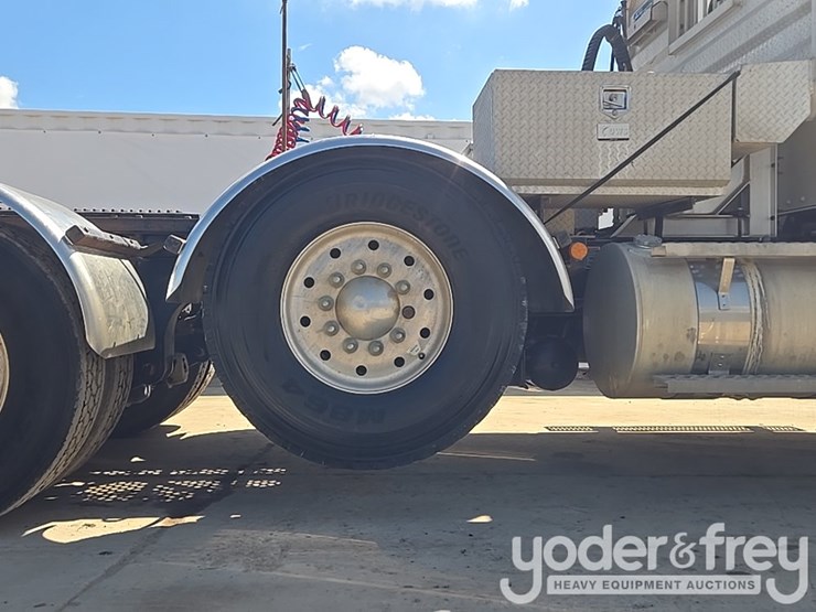 2014-kenworth-t880-image-21