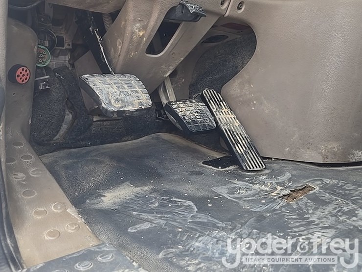 2011-freightliner-cascadia-125-image-76