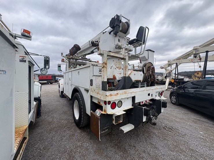 2007-peterbilt-335-image-4