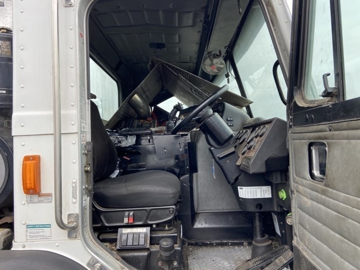 2014-peterbilt-320-image-15