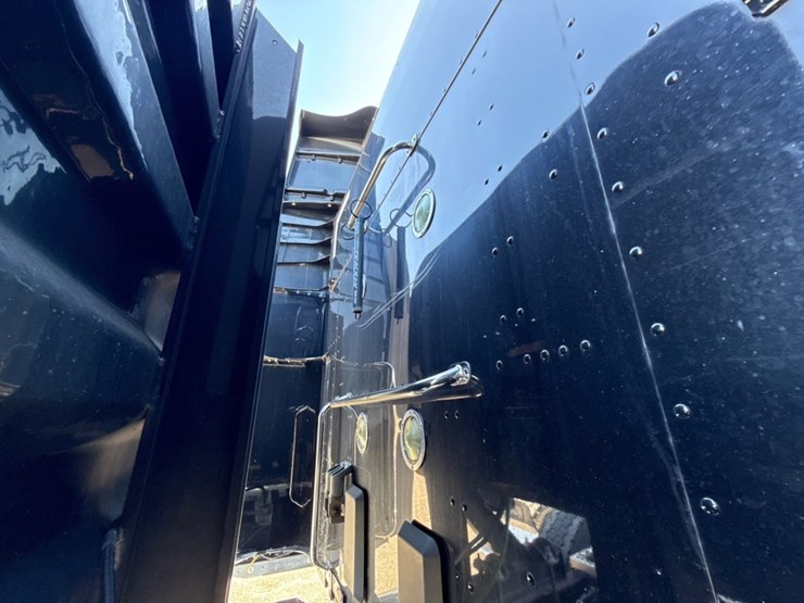 2018-peterbilt-579-image-17