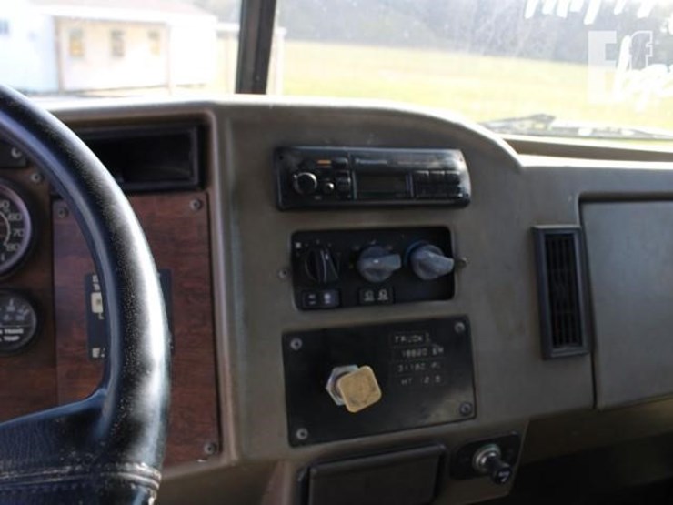 1995-peterbilt-330-image-11