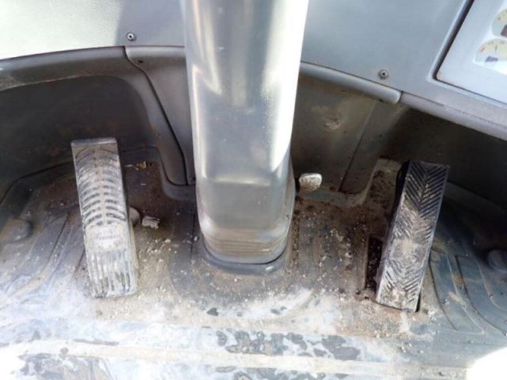 2011-deere-304j-image-12