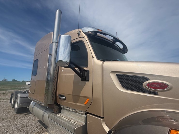 2019-peterbilt-567-image-8