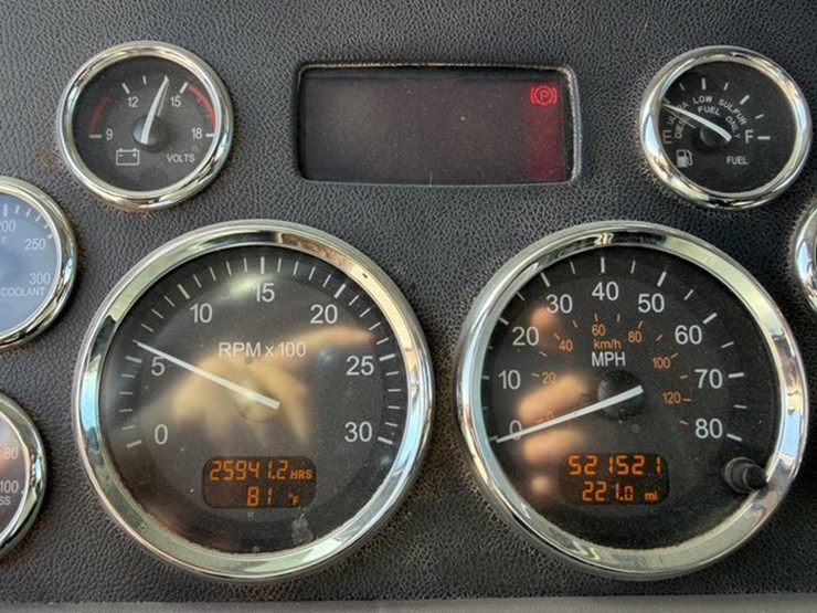 2011-peterbilt-386-image-13