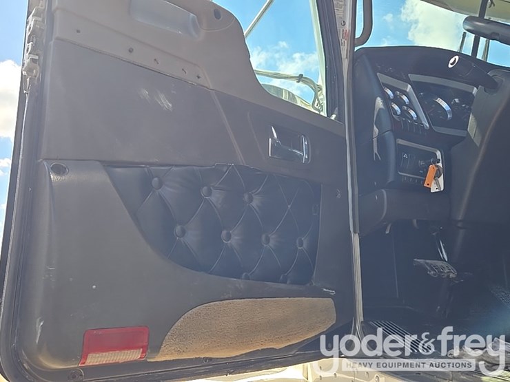 2014-kenworth-t880-image-110