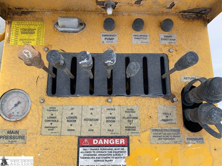 2011-freightliner-m2-106-image-31