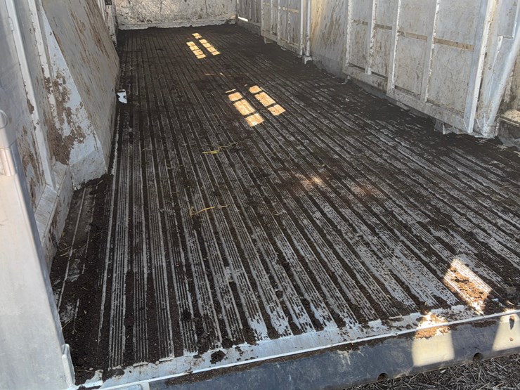 2022-featherlite-8127-livestock-trailer-image-9