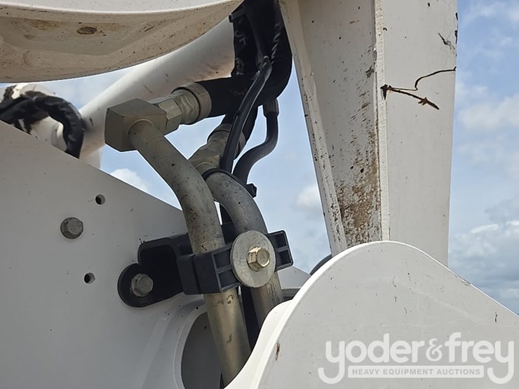 2021-bobcat-t740-image-32