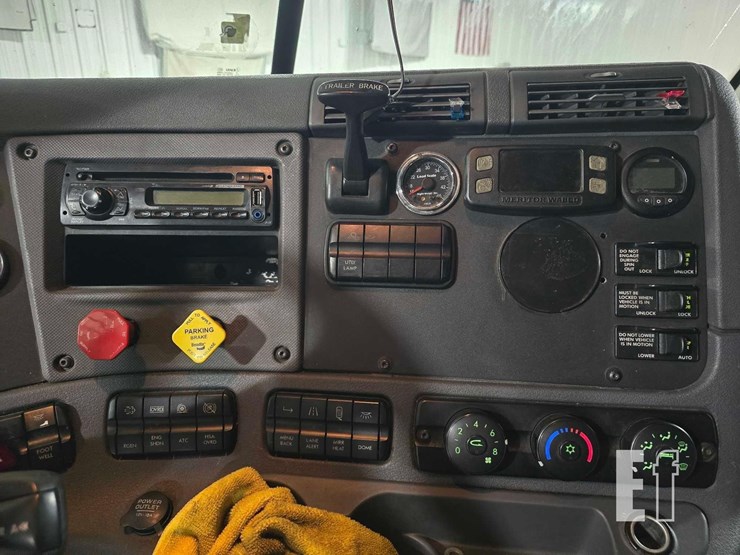 2016-freightliner-cascadia-125-image-14